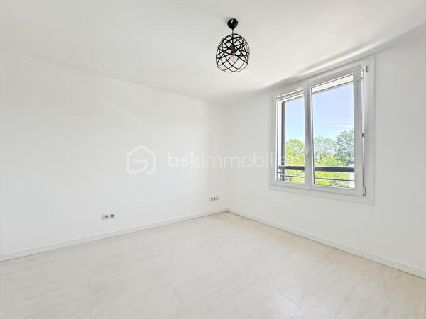 Situé dans un secteur calme et sécurisé, à seulement 7min à pieds de la gare d'ATHIS-MONS et 10min en bus de la gare de Juvisy-sur-Orge, venez découvrir ce superbe appartement de 3 pièces REFAIT A NEUF au 1e étage.

Vous trouverez une entrée menant vers un SALON/SALLE A MANGER avec sa cuisine FERMÉE ainsi qu'une BUANDERIE.

Côté NUIT : Vous découvrirez DEUX BELLES et GRANDES CHAMBRES dont une AVEC PLACARD

Une SALLE D'EAU et un WC séparé.

AUCUN TRAVAUX À PRÉVOIR, l'appartement a été refait à neuf.

EAU FROIDE et CHAUFFAGE compris dans les CHARGES.

Une CAVE vient compléter ce BEL APPARTEMENT.

Résidence entièrement refaite à neuve (huisserie, ravalement...)

Idéalement située offrant une superbe vue sur le PARC d'ATHIS, vous aurez à proximité les écoles, commerces...

Contactez-moi pour une visite !