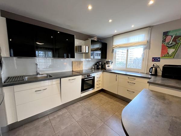 Appartement T5 de 96.83 m² en très bon état - cuisine US aménagée et équipée - Balcon - Cave et place de parking.