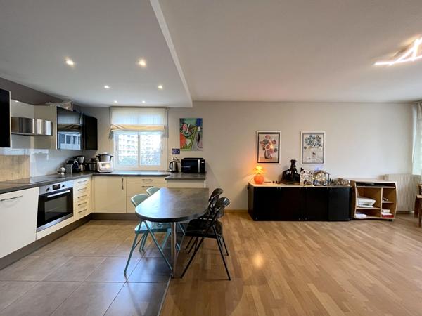 Appartement T5 de 96.83 m² en très bon état - cuisine US aménagée et équipée - Balcon - Cave et place de parking.