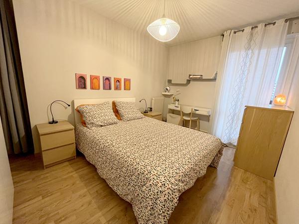 Appartement T5 de 96.83 m² en très bon état - cuisine US aménagée et équipée - Balcon - Cave et place de parking.