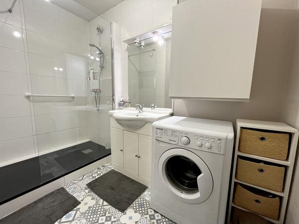 Appartement T5 de 96.83 m² en très bon état - cuisine US aménagée et équipée - Balcon - Cave et place de parking.