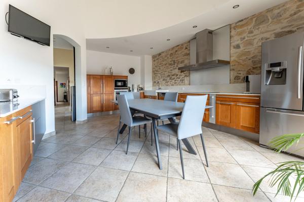 Vente Maison de luxe Saint-Laurent-d'Aigouze 7 Pièces 300 m²