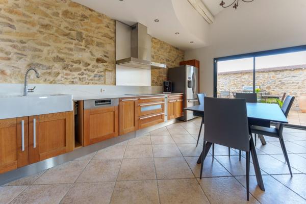 Vente Maison de luxe Saint-Laurent-d'Aigouze 7 Pièces 300 m²