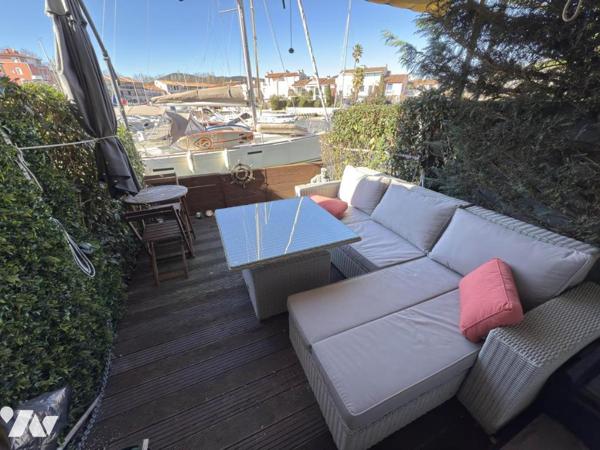 Grand studio cabine à vendre sur les canaux de Port Grimaud avec place de parking