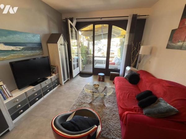 Grand studio cabine à vendre sur les canaux de Port Grimaud avec place de parking