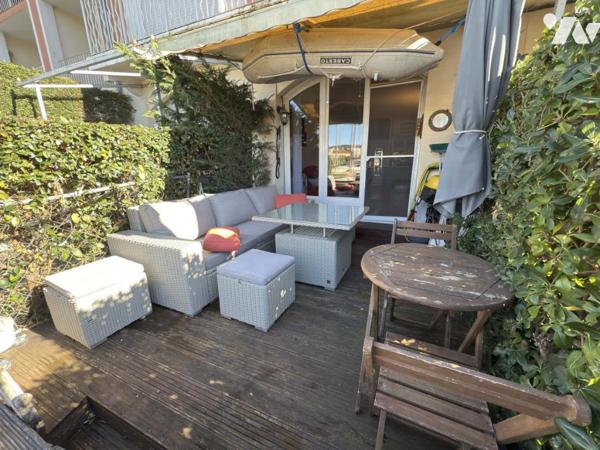 Grand studio cabine à vendre sur les canaux de Port Grimaud avec place de parking