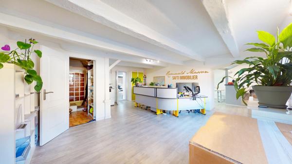 Bâtiment à usage professionnel et d'habitation