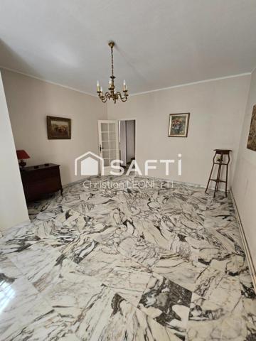 belle bâtisse au centre du village