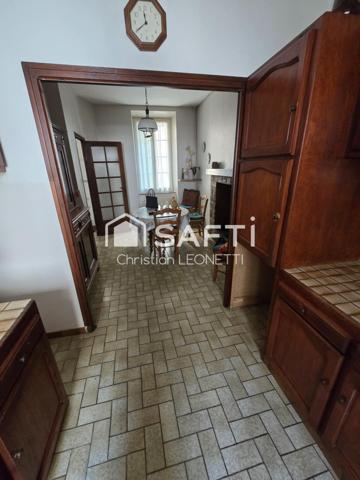 belle bâtisse au centre du village