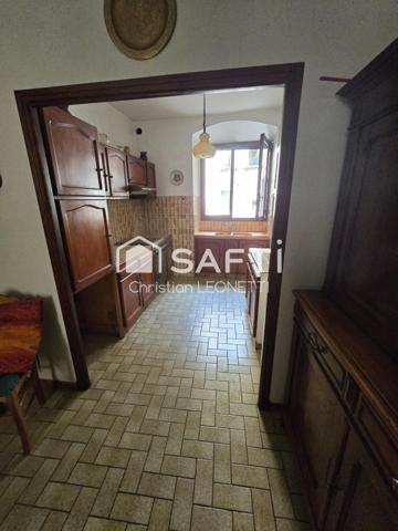 belle bâtisse au centre du village