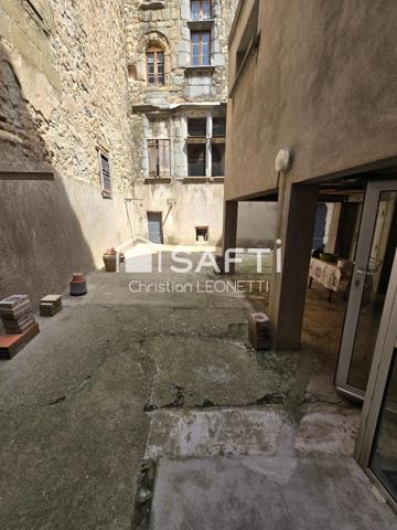 belle bâtisse au centre du village