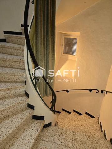 belle bâtisse au centre du village