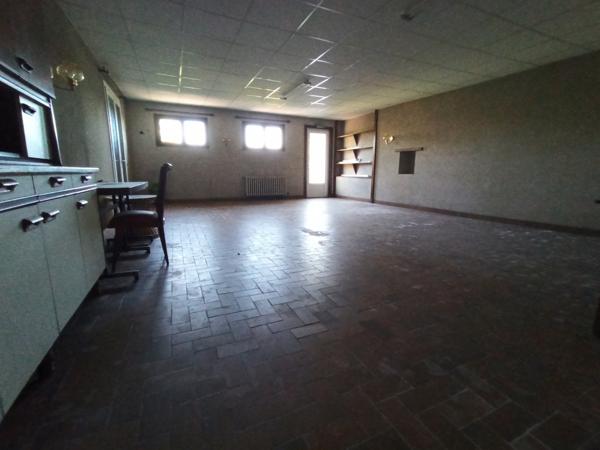 Ancien commerce, 110 m² + 60m², terrain de 1242m²