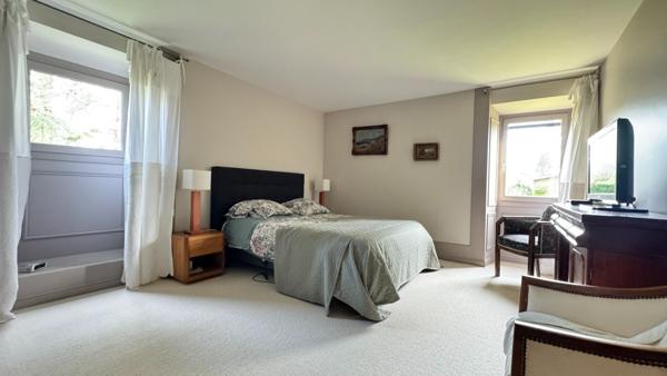 A VENDRE MAISON ANCIENNE DE PLUS DE 350m² avec maison d'amis, dépendances, piscine et plus d'1hectare de terrain.