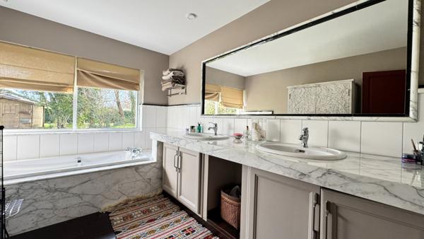 A VENDRE MAISON ANCIENNE DE PLUS DE 350m² avec maison d'amis, dépendances, piscine et plus d'1hectare de terrain.