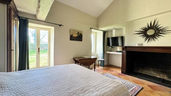 A VENDRE MAISON ANCIENNE DE PLUS DE 350m² avec maison d'amis, dépendances, piscine et plus d'1hectare de terrain.
