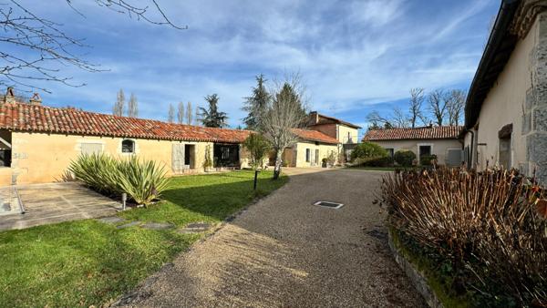 A VENDRE MAISON ANCIENNE DE PLUS DE 350m² avec maison d'amis, dépendances, piscine et plus d'1hectare de terrain.