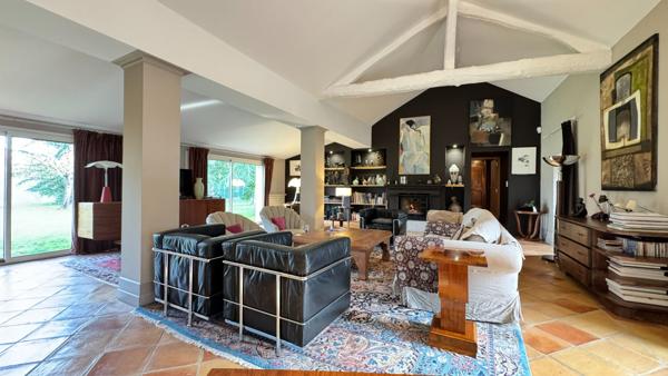 A VENDRE MAISON ANCIENNE DE PLUS DE 350m² avec maison d'amis, dépendances, piscine et plus d'1hectare de terrain.