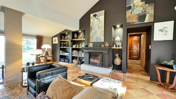 A VENDRE MAISON ANCIENNE DE PLUS DE 350m² avec maison d'amis, dépendances, piscine et plus d'1hectare de terrain.