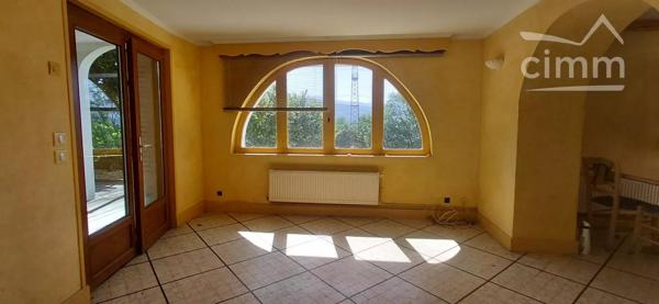 Dans un cadre nature et proche des commerces belle propriété à rénover sur 4127 m2 de terrain.