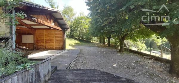 Dans un cadre nature et proche des commerces belle propriété à rénover sur 4127 m2 de terrain.