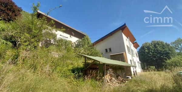 Dans un cadre nature et proche des commerces belle propriété à rénover sur 4127 m2 de terrain.