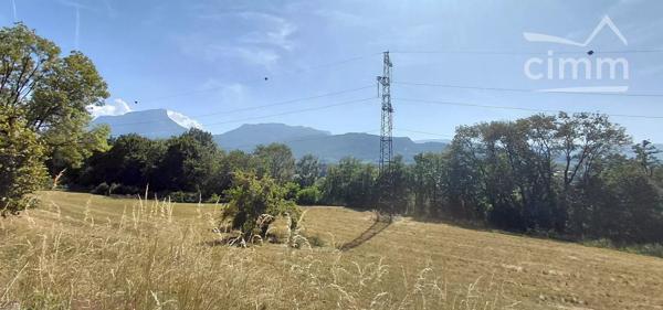 Dans un cadre nature et proche des commerces belle propriété à rénover sur 4127 m2 de terrain.