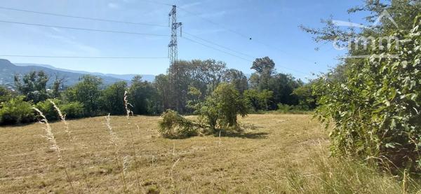 Dans un cadre nature et proche des commerces belle propriété à rénover sur 4127 m2 de terrain.