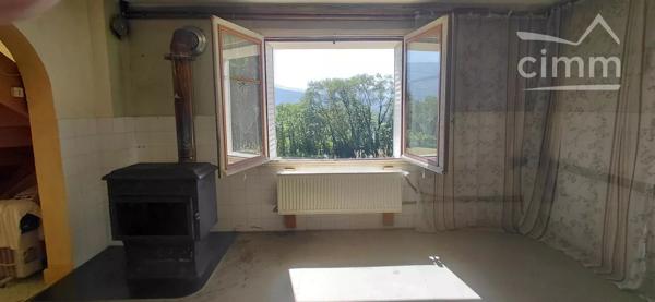 Dans un cadre nature et proche des commerces belle propriété à rénover sur 4127 m2 de terrain.