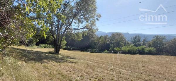 Dans un cadre nature et proche des commerces belle propriété à rénover sur 4127 m2 de terrain.
