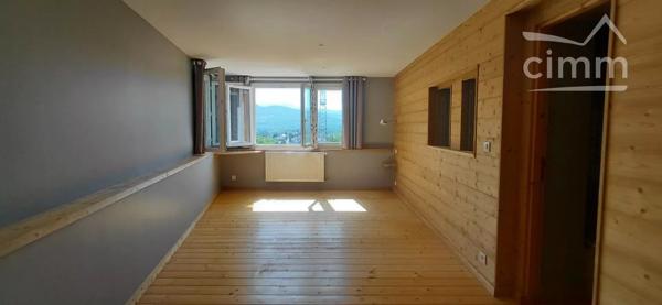 Dans un cadre nature et proche des commerces belle propriété à rénover sur 4127 m2 de terrain.