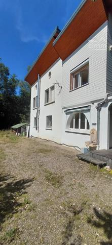 Dans un cadre nature et proche des commerces belle propriété à rénover sur 4127 m2 de terrain.