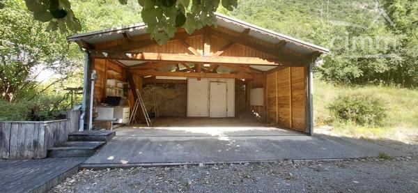 Dans un cadre nature et proche des commerces belle propriété à rénover sur 4127 m2 de terrain.