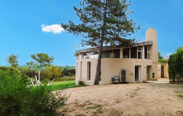Maison mignonne et atypique de 150m2 avec 14,5m de dépendances dans un terrain arboré à Venelles.