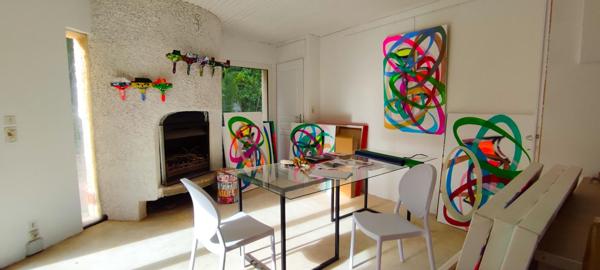 Maison mignonne et atypique de 150m2 avec 14,5m de dépendances dans un terrain arboré à Venelles.