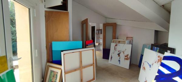 Maison mignonne et atypique de 150m2 avec 14,5m de dépendances dans un terrain arboré à Venelles.