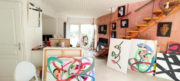 Maison mignonne et atypique de 150m2 avec 14,5m de dépendances dans un terrain arboré à Venelles.