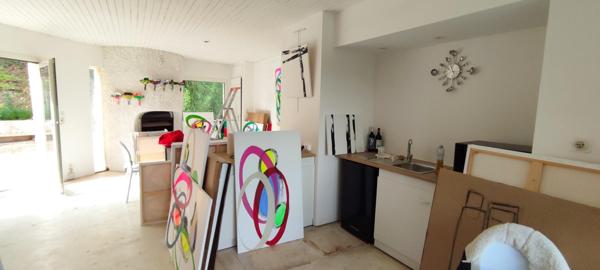 Maison mignonne et atypique de 150m2 avec 14,5m de dépendances dans un terrain arboré à Venelles.