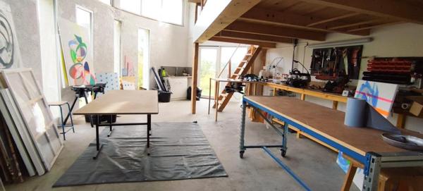 Maison mignonne et atypique de 150m2 avec 14,5m de dépendances dans un terrain arboré à Venelles.