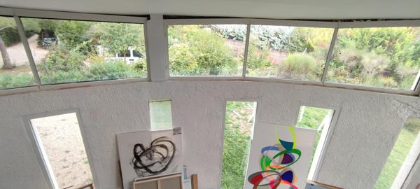 Maison mignonne et atypique de 150m2 avec 14,5m de dépendances dans un terrain arboré à Venelles.