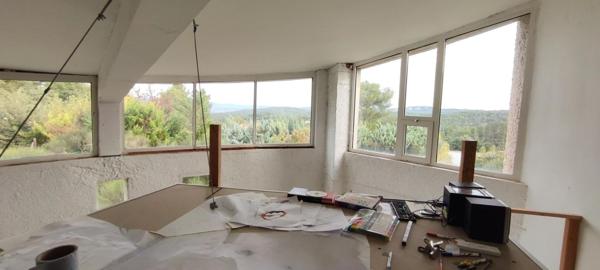 Maison mignonne et atypique de 150m2 avec 14,5m de dépendances dans un terrain arboré à Venelles.