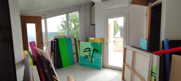 Maison mignonne et atypique de 150m2 avec 14,5m de dépendances dans un terrain arboré à Venelles.