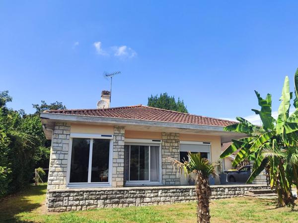 Maison de plain-pied avec trois chambres et agréable jardin