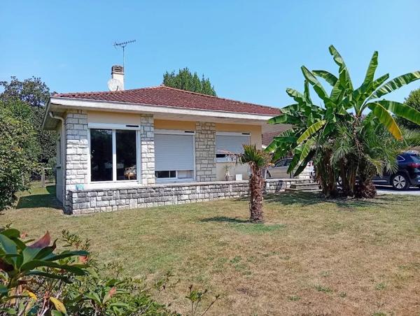 Maison de plain-pied avec trois chambres et agréable jardin