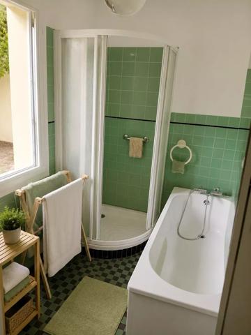 Maison de plain-pied avec trois chambres et agréable jardin
