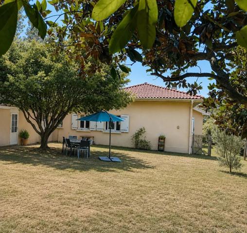 Maison de plain-pied avec trois chambres et agréable jardin