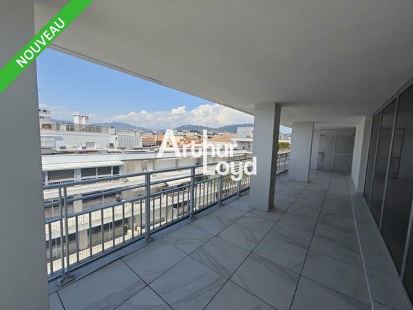 A LOUER DANS IMMEUBLE PRESTIGIEUX DE NICE 325M² DE BUREAUX CLOISONNES AVEC TERRASSE EN TRIPLE EXPOSITION ET VUE MER