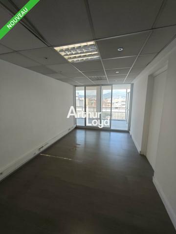 A LOUER DANS IMMEUBLE PRESTIGIEUX DE NICE 325M² DE BUREAUX CLOISONNES AVEC TERRASSE EN TRIPLE EXPOSITION ET VUE MER