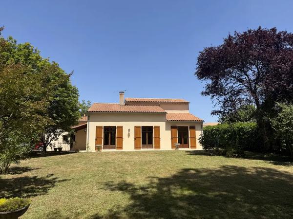Maison 4 chambres et double garage.