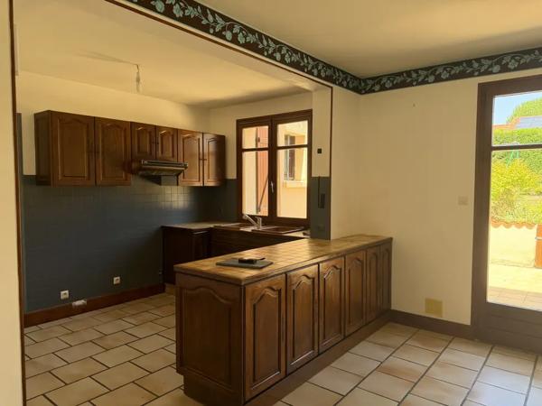 Maison 4 chambres et double garage.